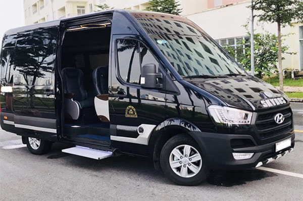 So sánh thuê xe 16 chỗ tự lái và có tài xế