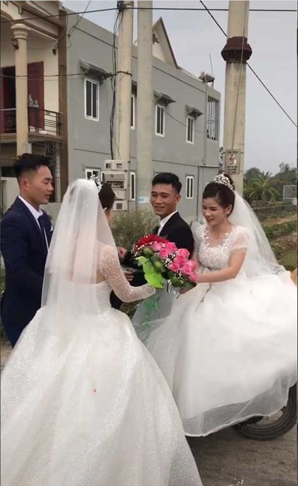 hai cặp cô dâu chú rể đổi hoa cưới